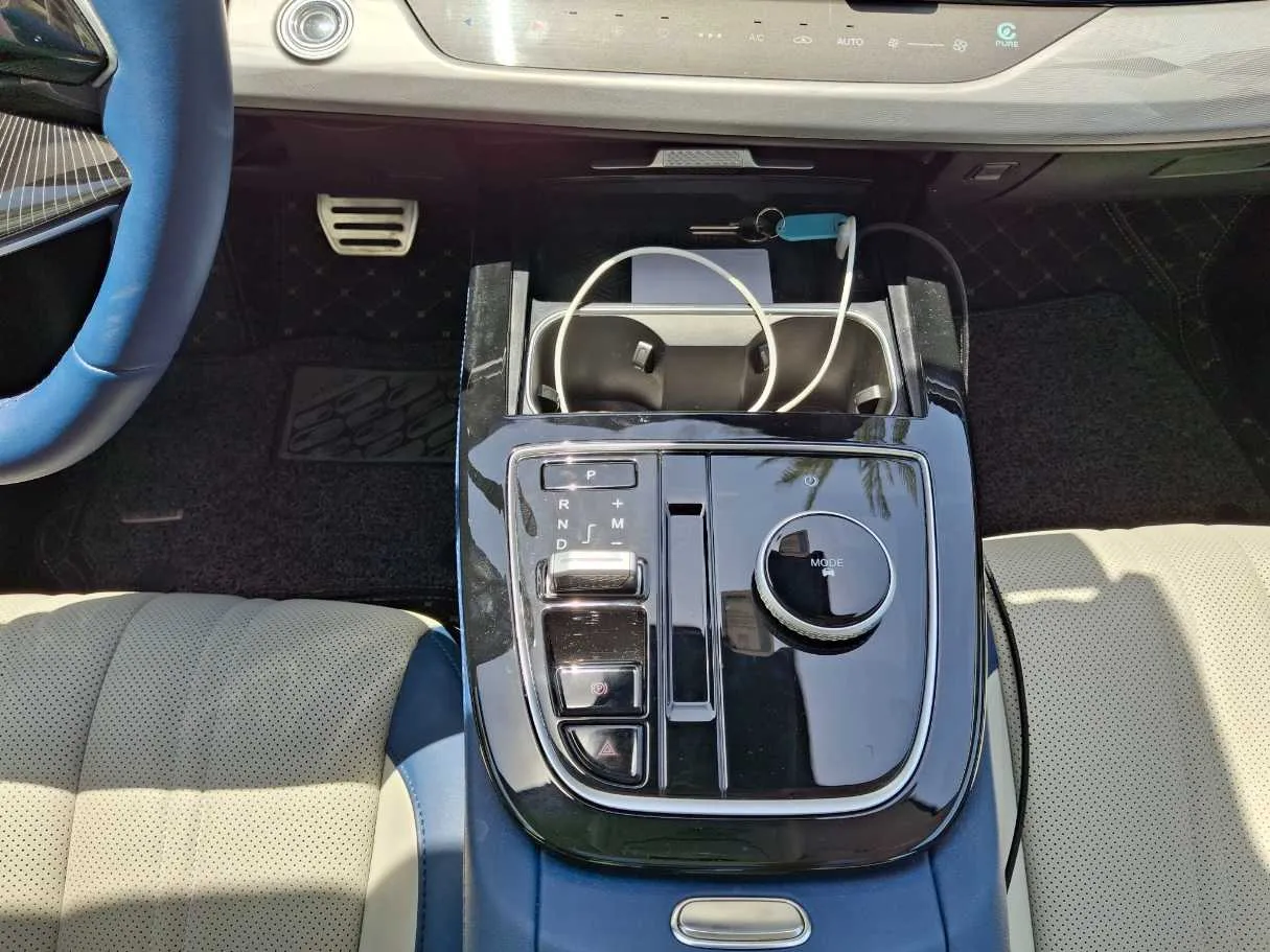 Car image 15