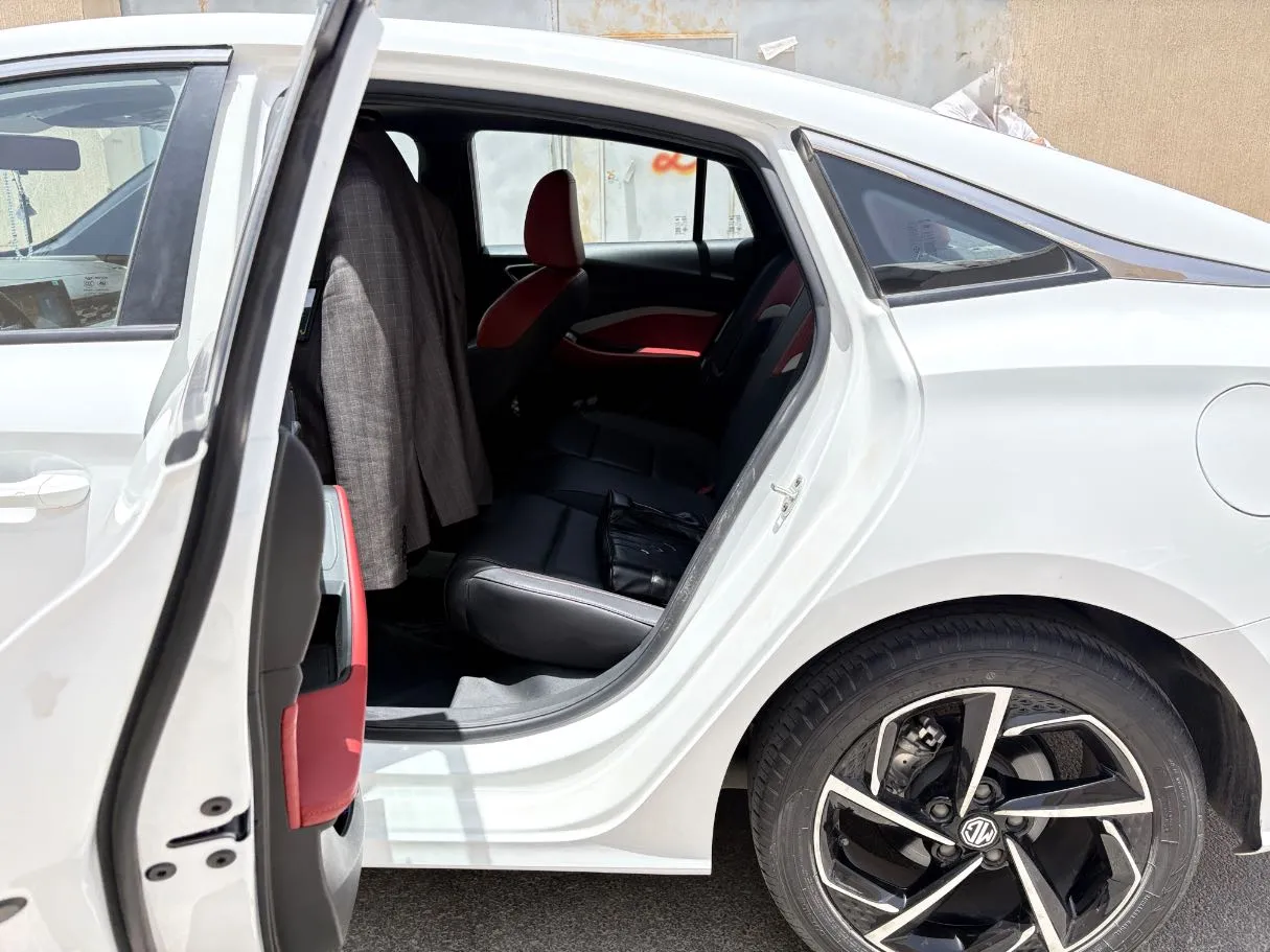 Car image 15