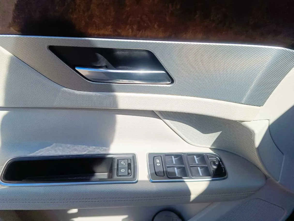 Car image 37