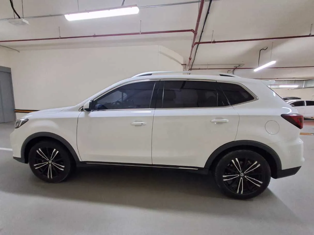 Car image 4