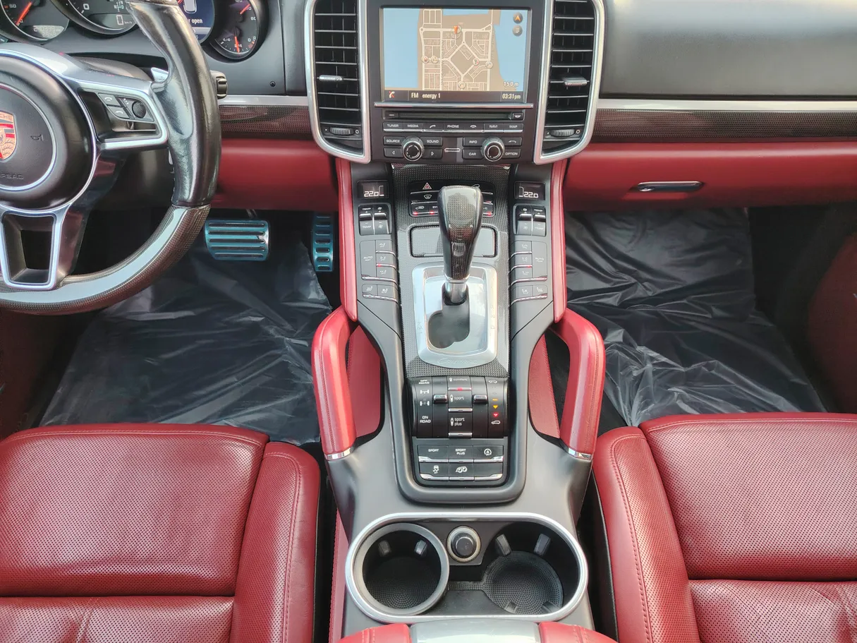 Car image 14