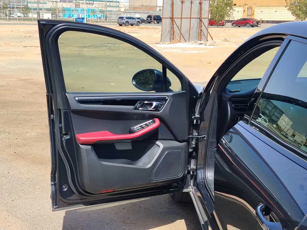 Car image 11