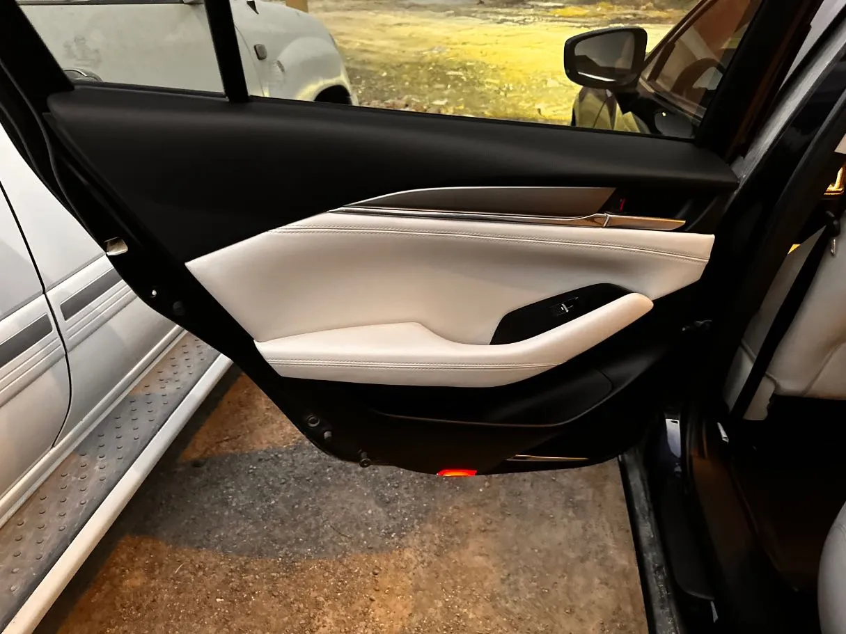 Car image 13