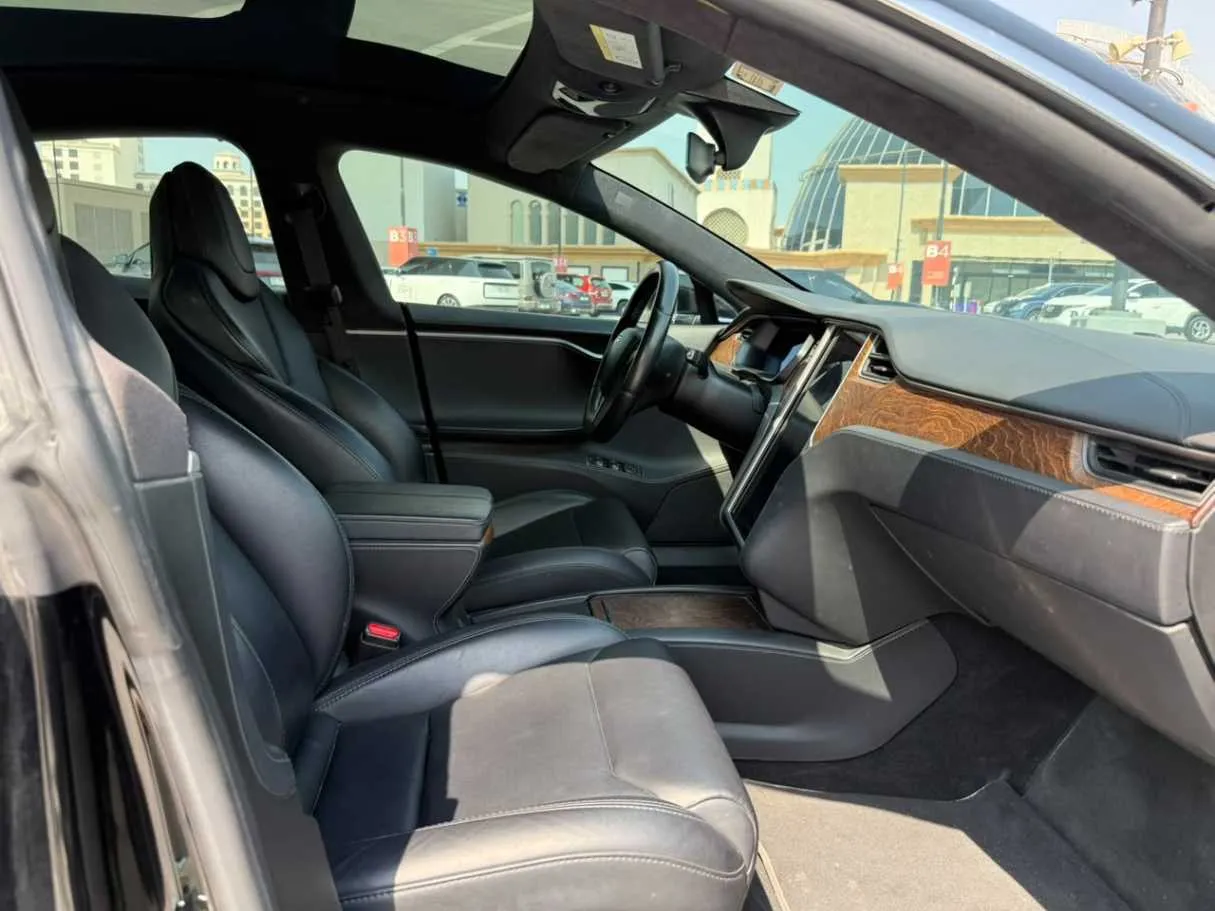 Car image 18