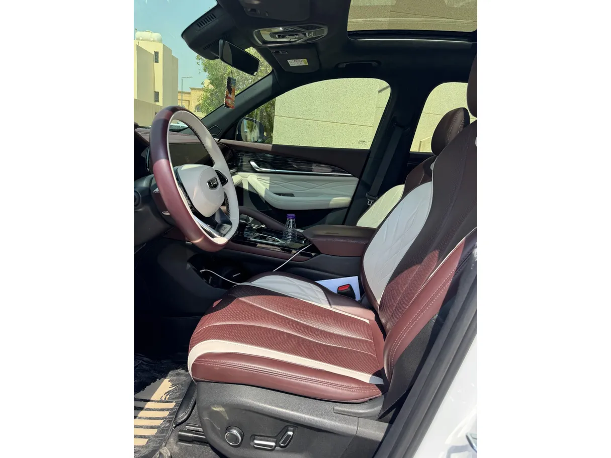 Car image 11