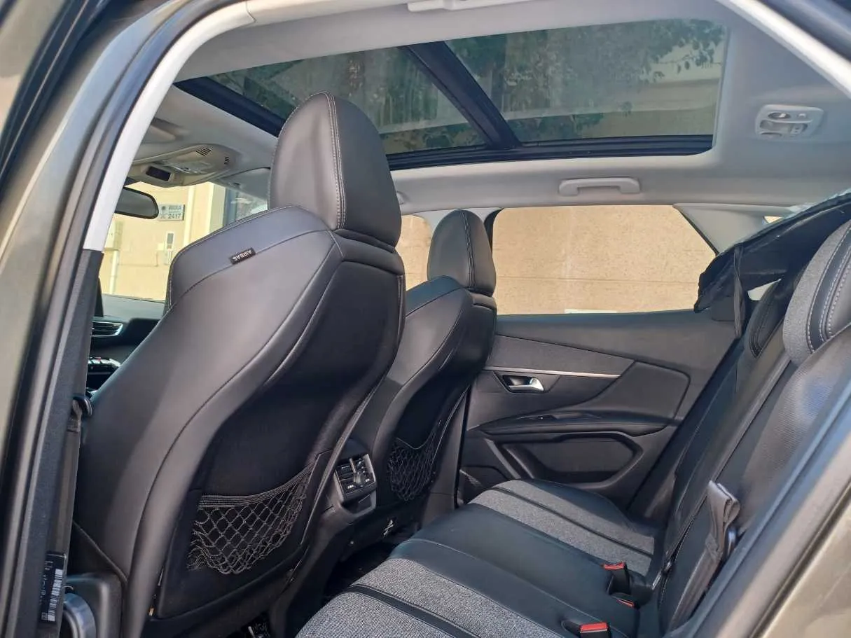 Car image 15