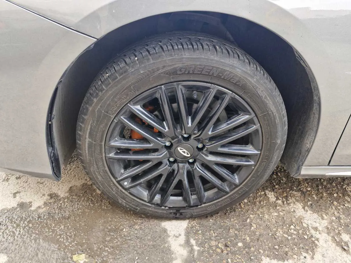 Car image 10