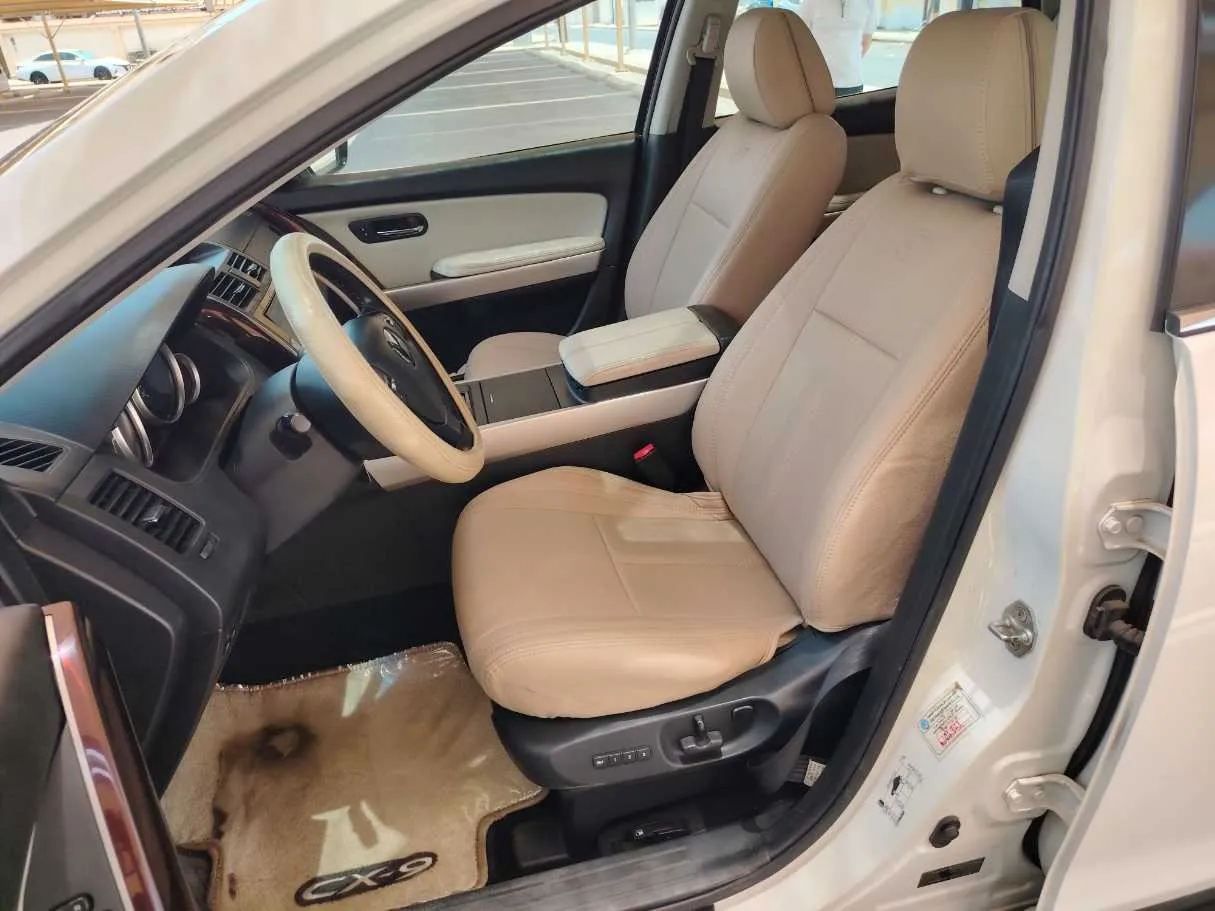 Car image 12