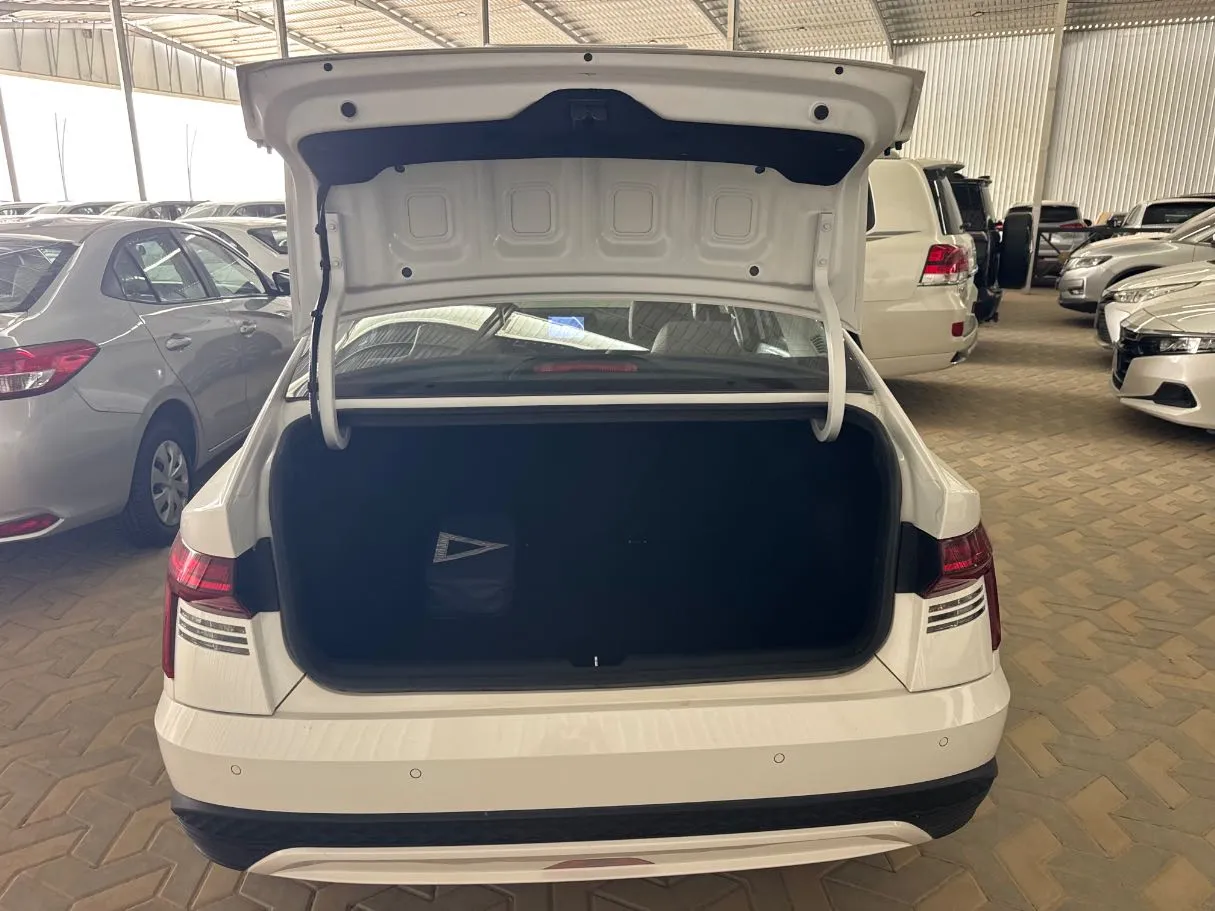 Car image 18