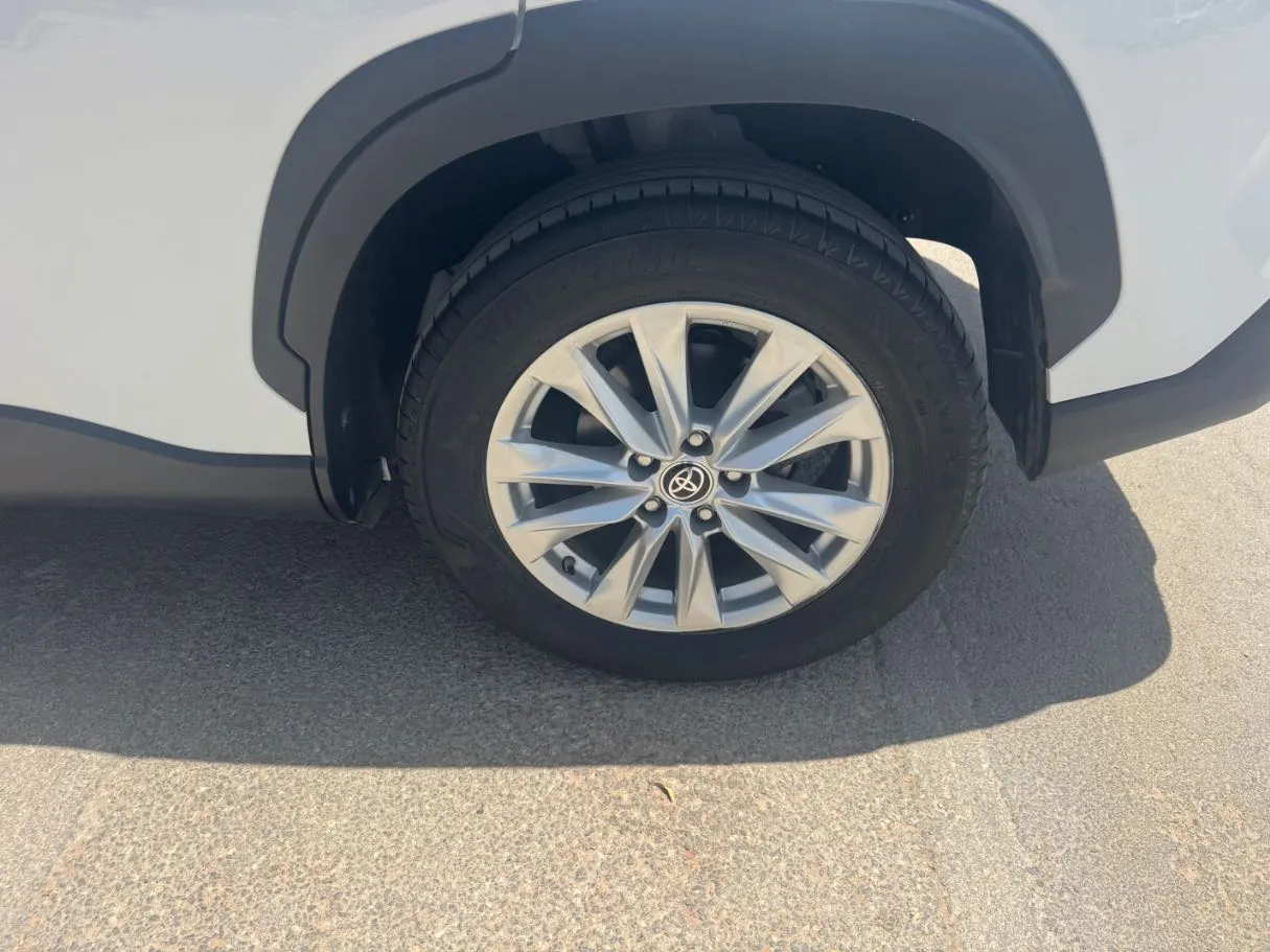 Car image 9