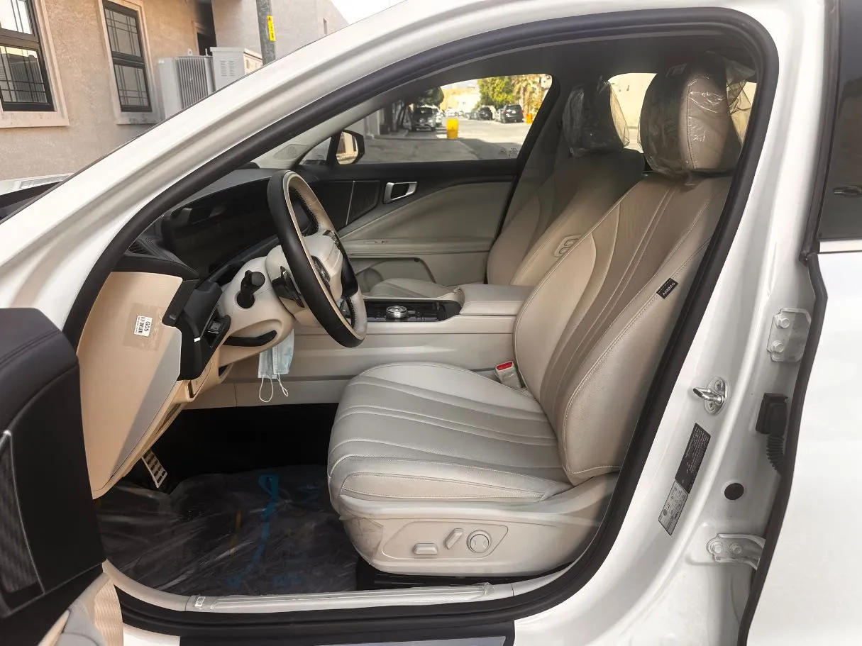Car image 13