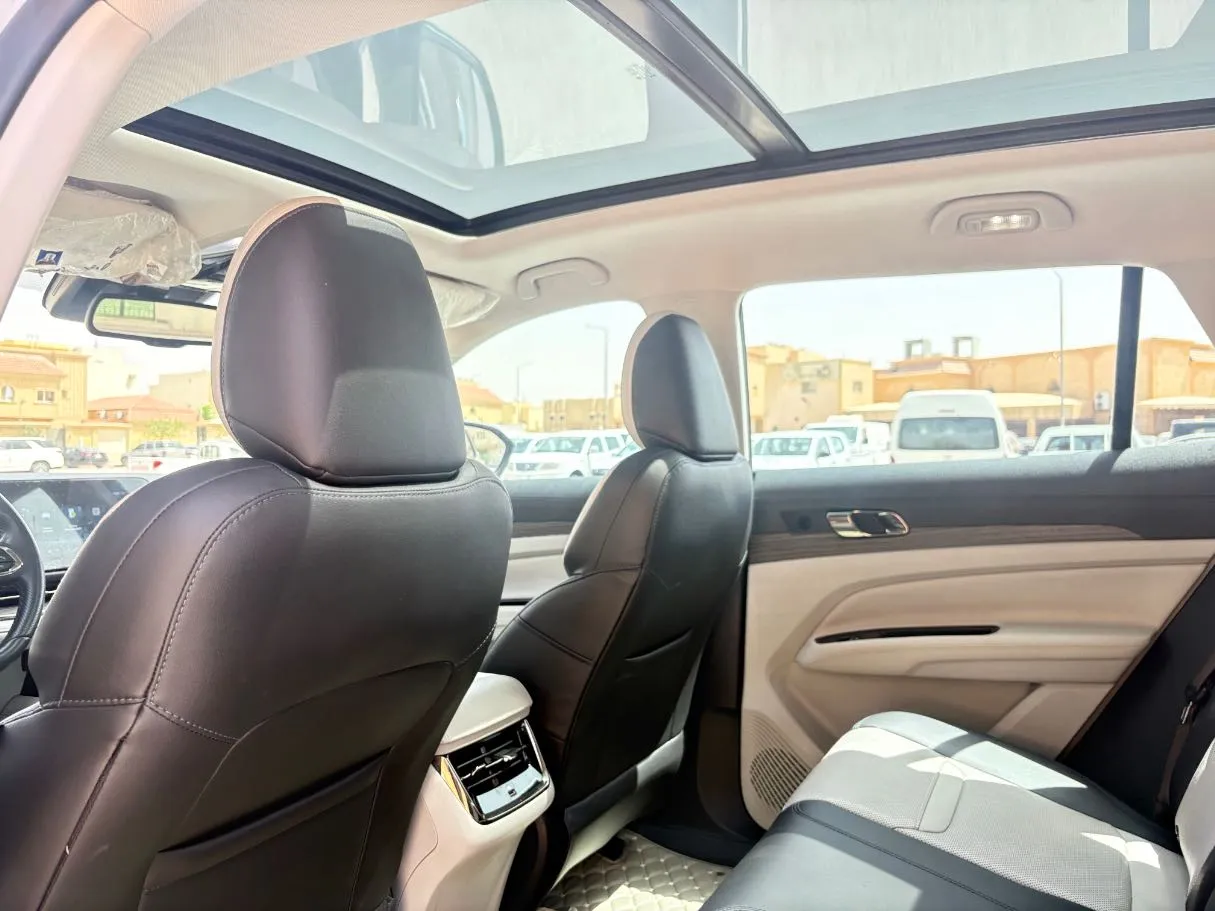 Car image 17