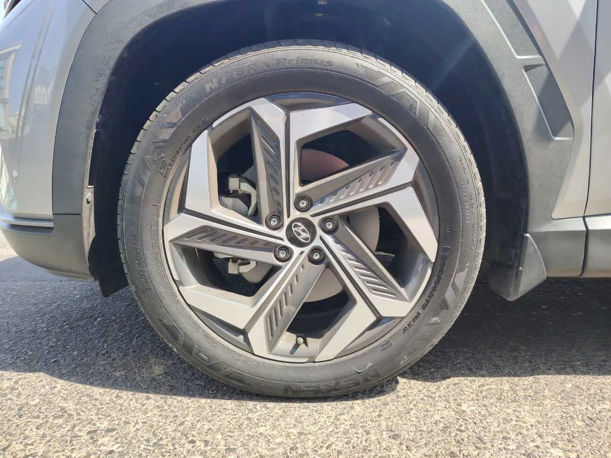 Car image 9