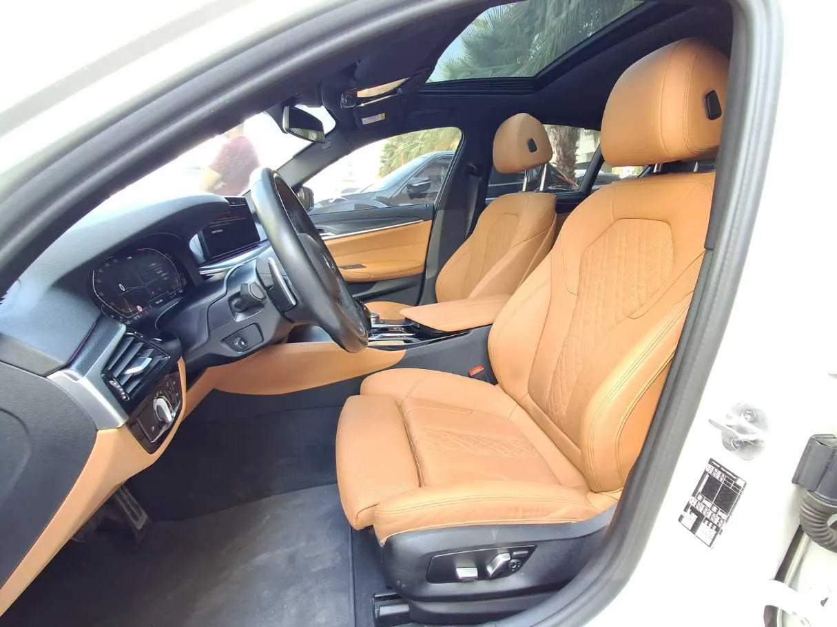 Car image 12