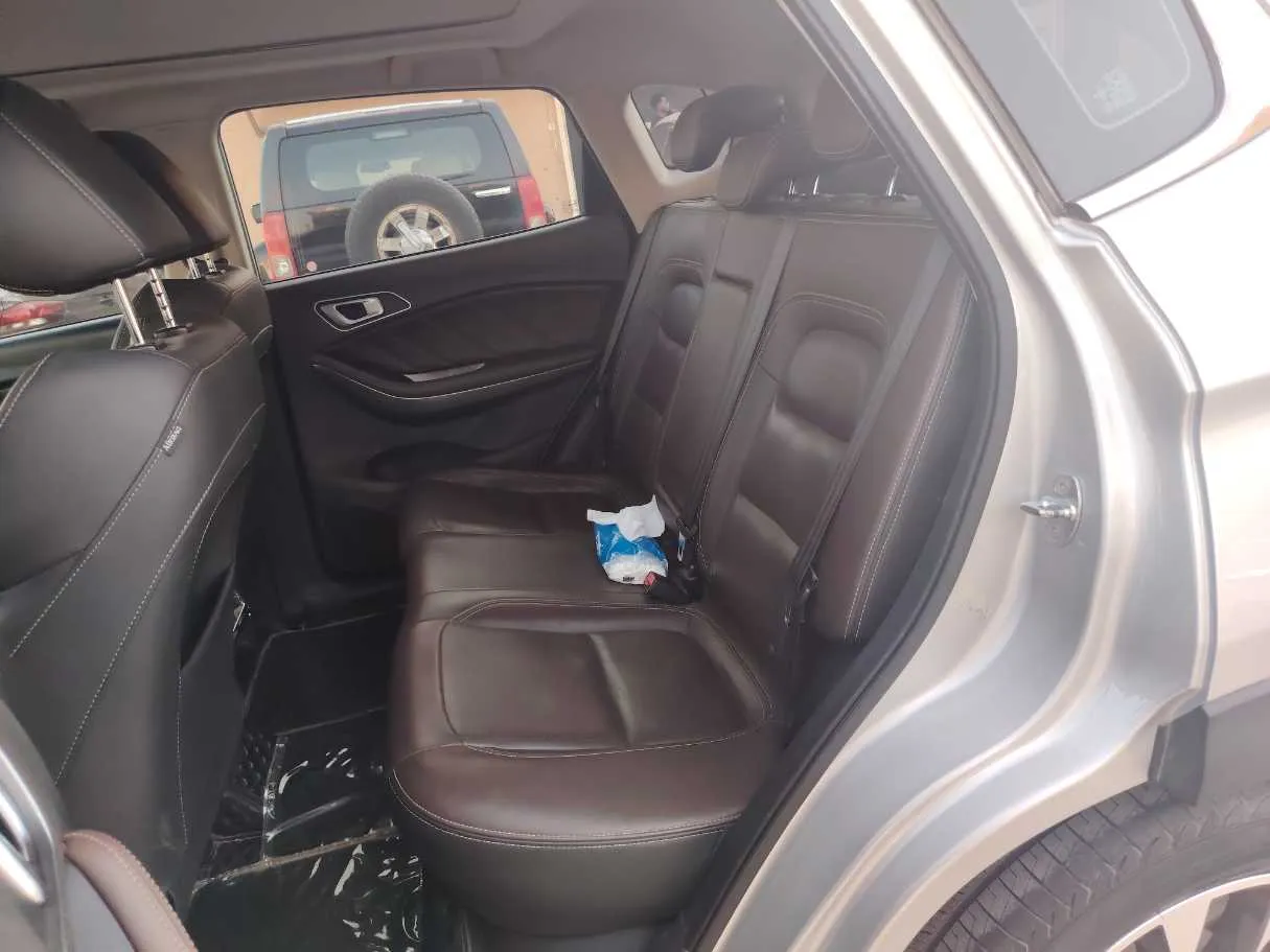 Car image 18