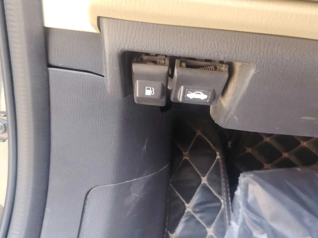Car image 25