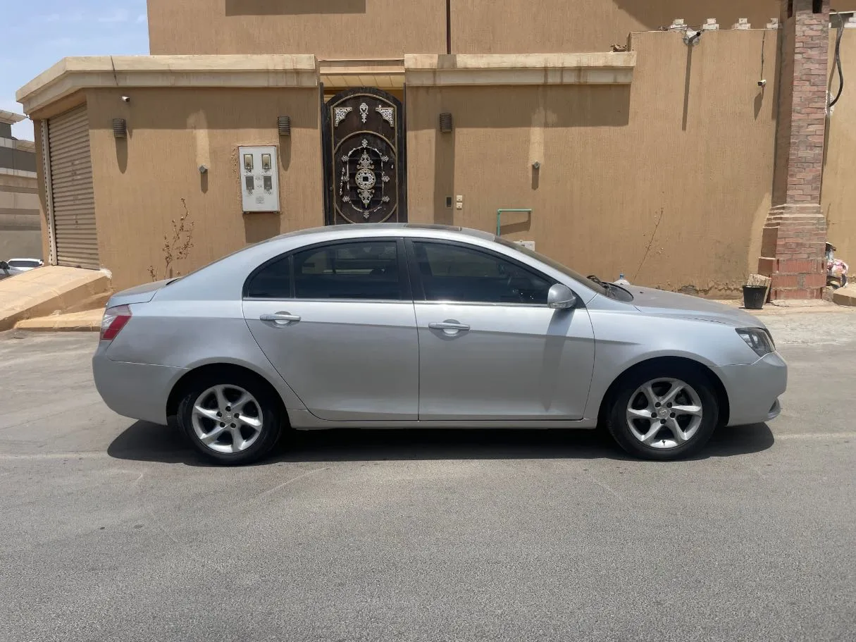 Car image 4