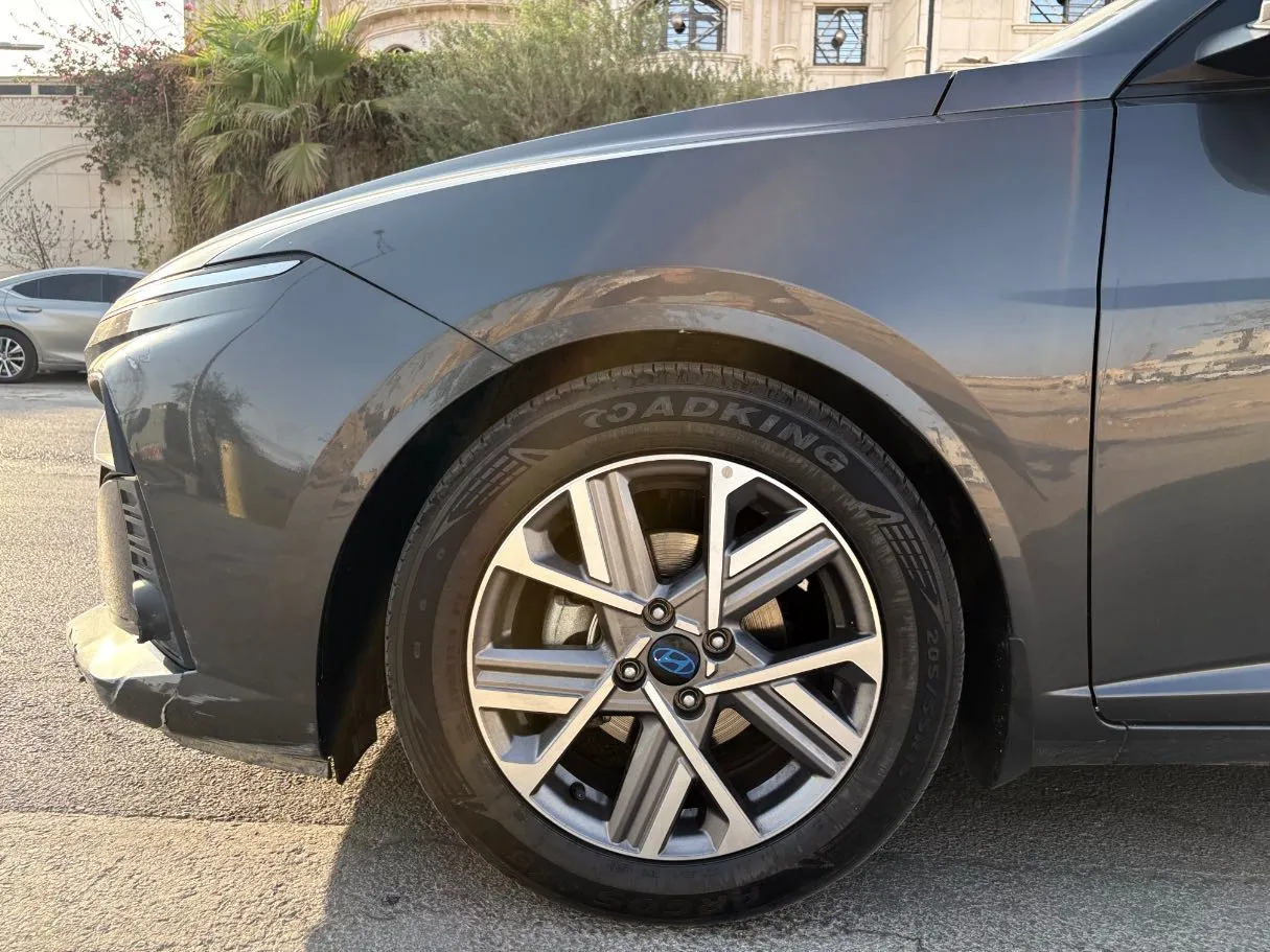 Car image 9