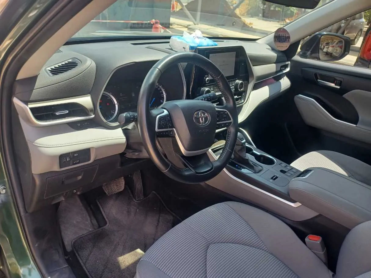 Car image 12