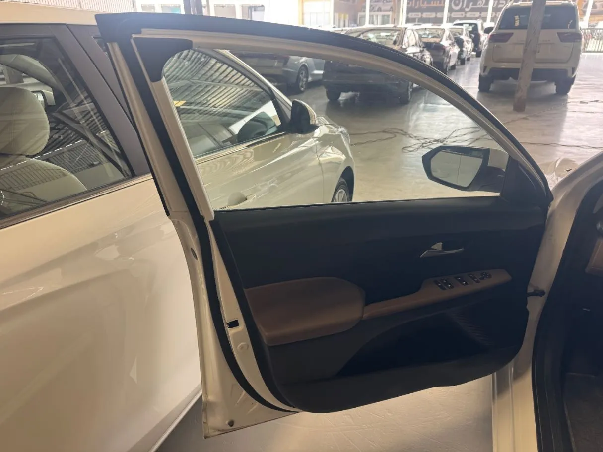 Car image 7