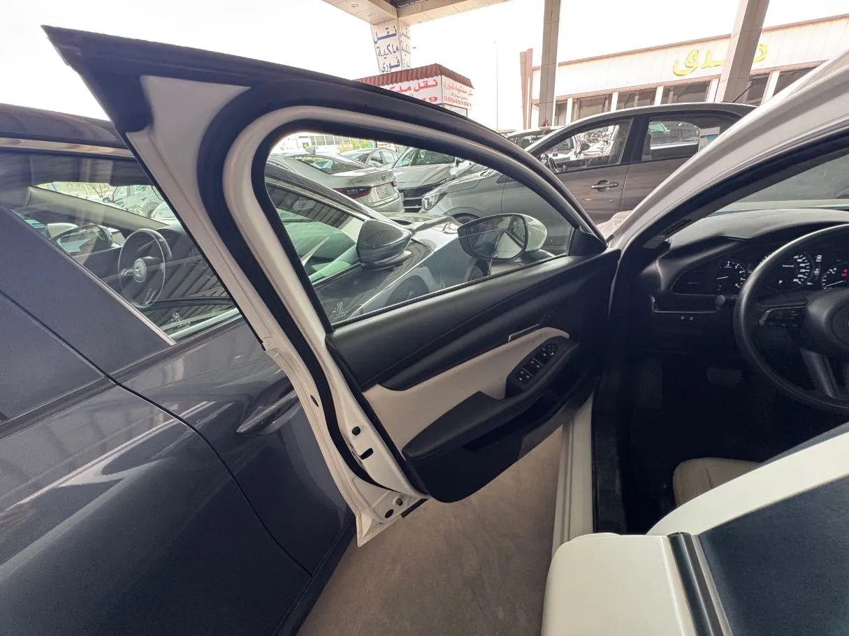 Car image 8