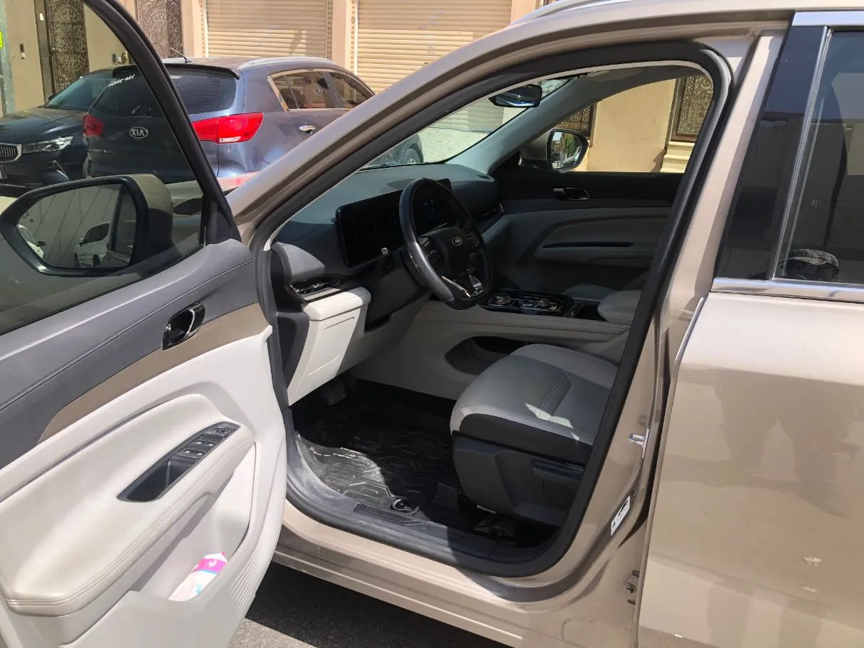 Car image 12