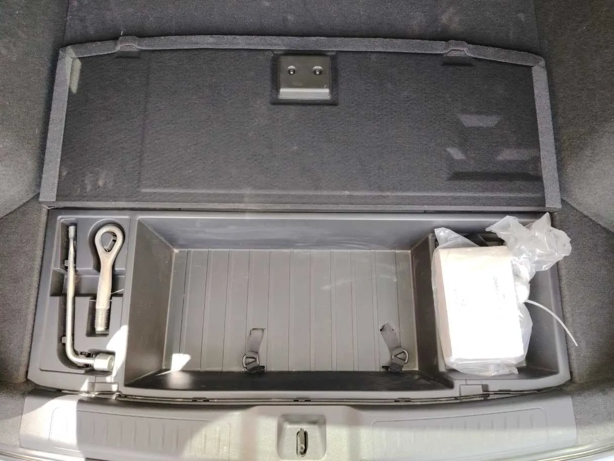 Car image 24