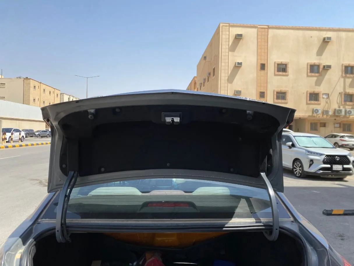 Car image 18
