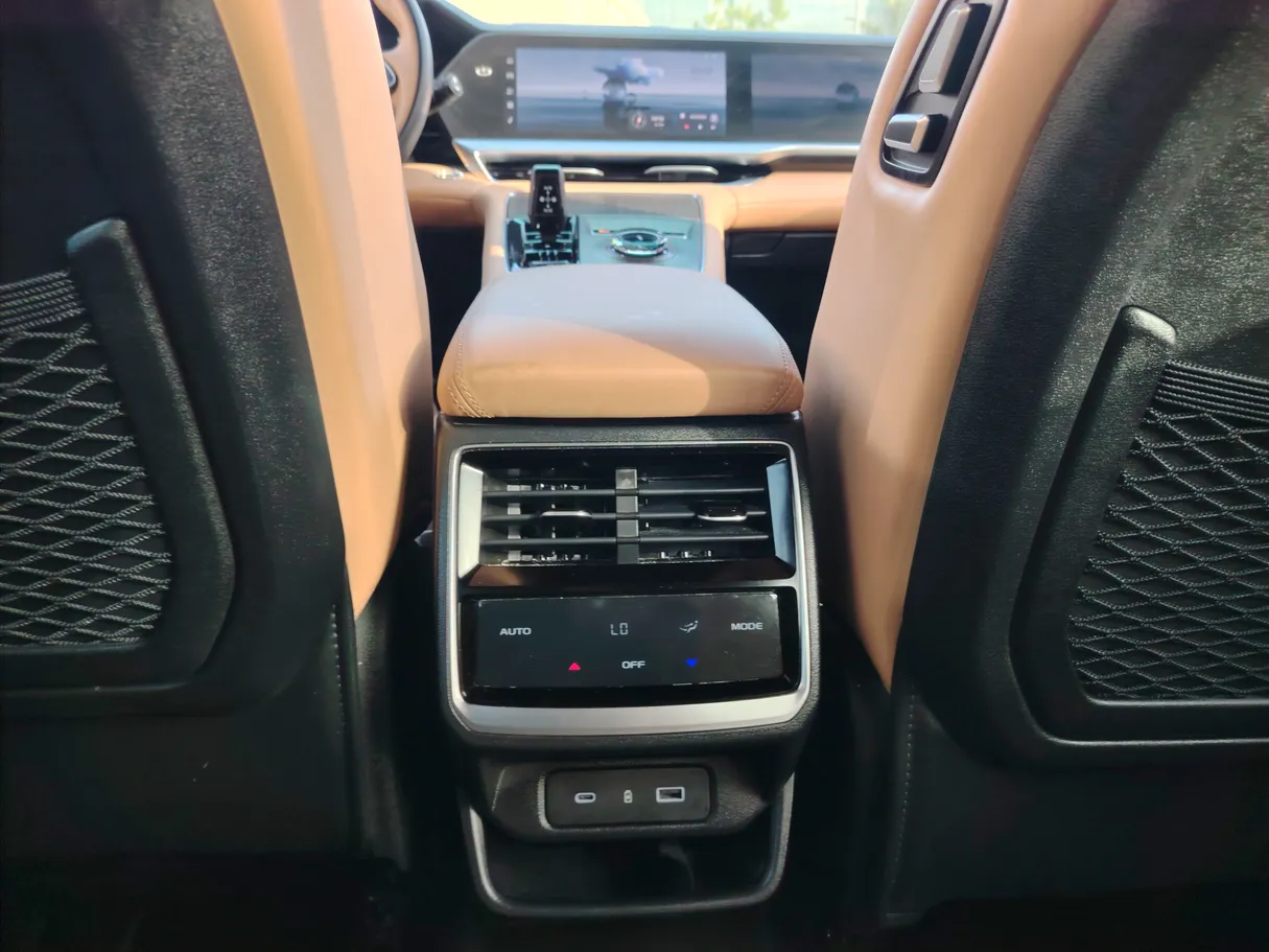Car image 26