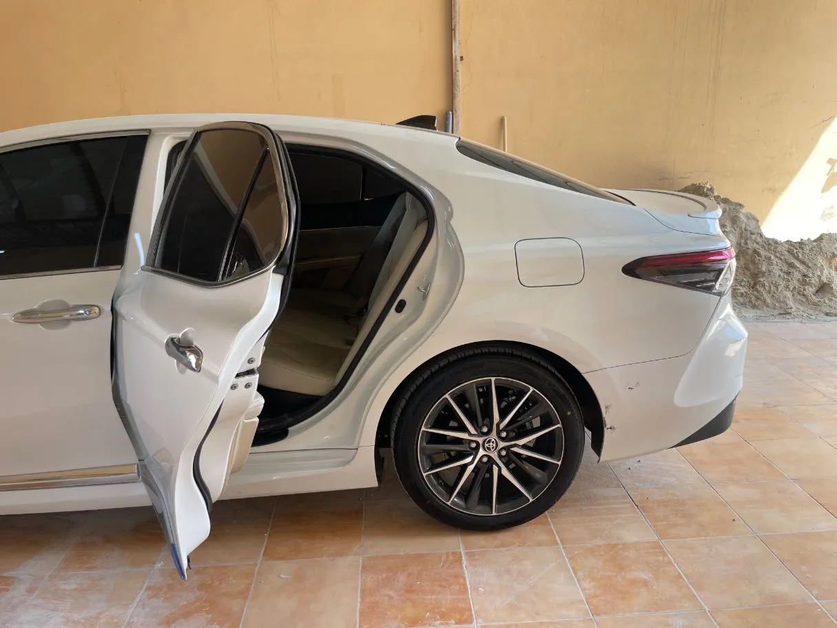 Car image 15
