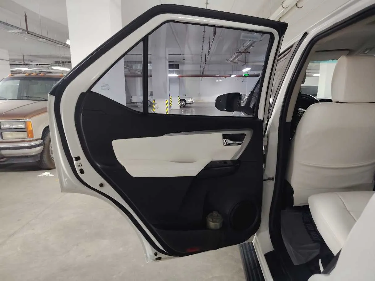 Car image 14