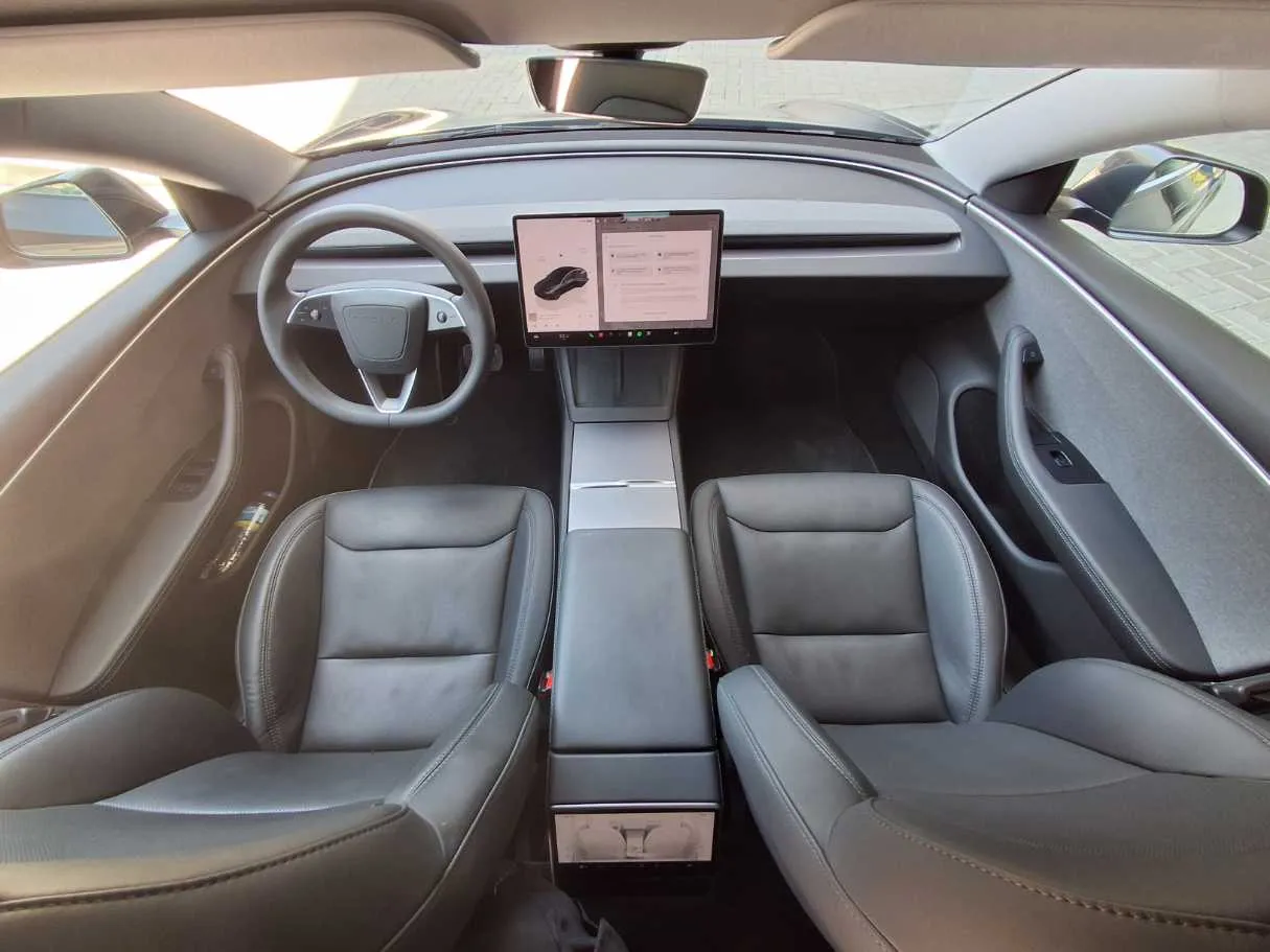 Car image 15