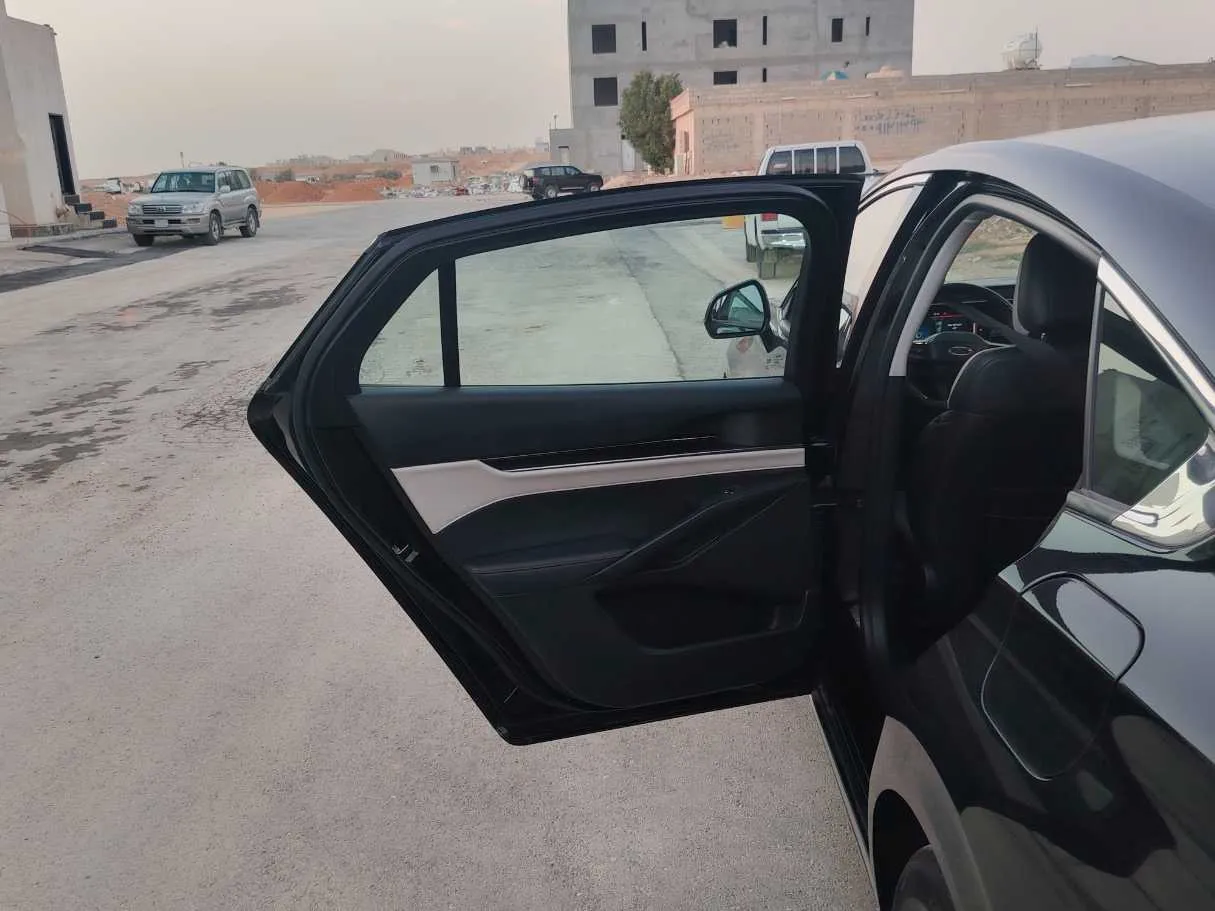 Car image 16