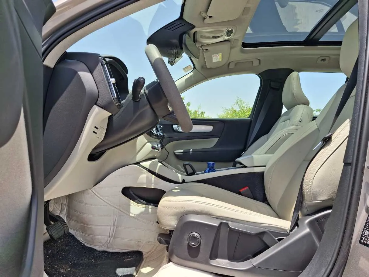 Car image 12