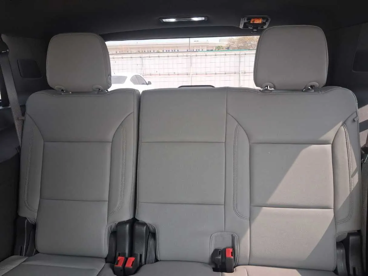 Car image 19