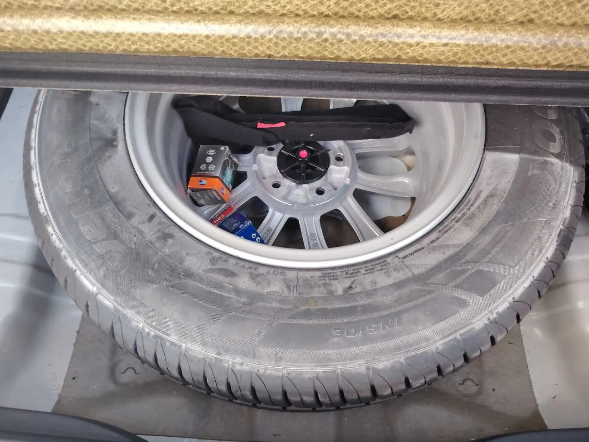 Car image 32