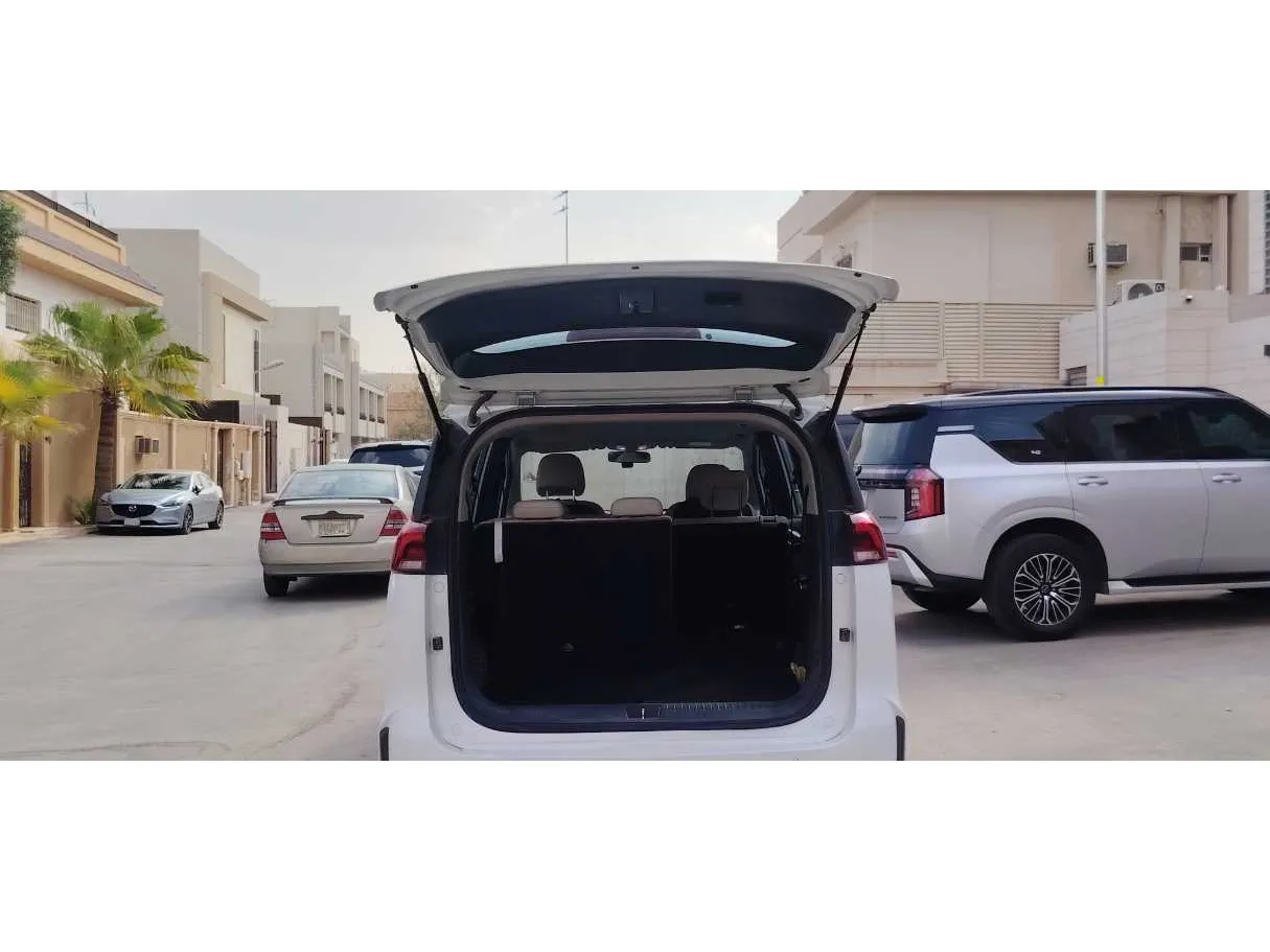 Car image 16
