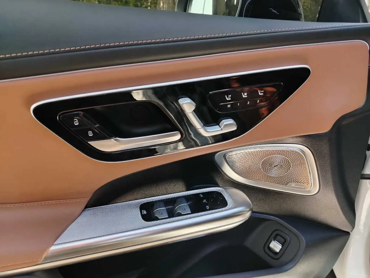 Car image 32