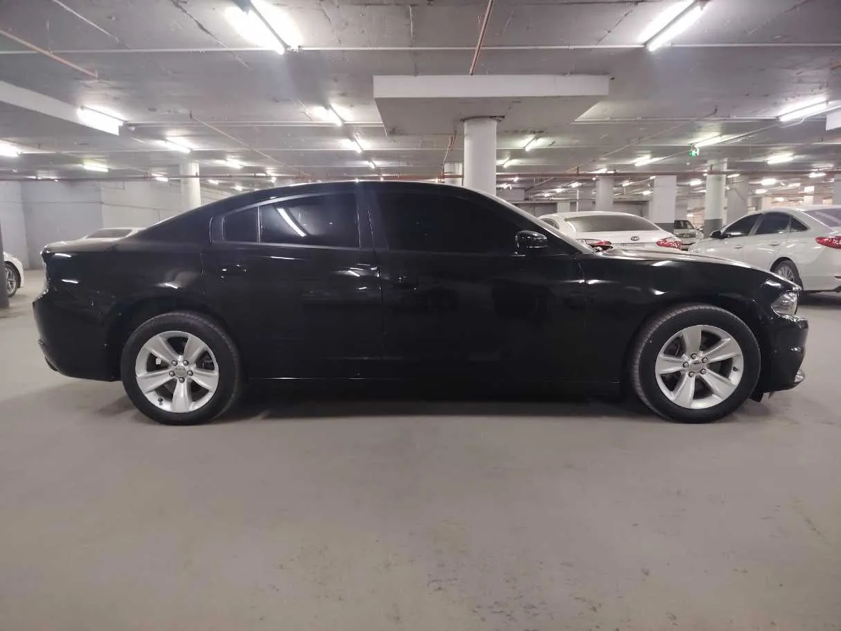 Car image 4