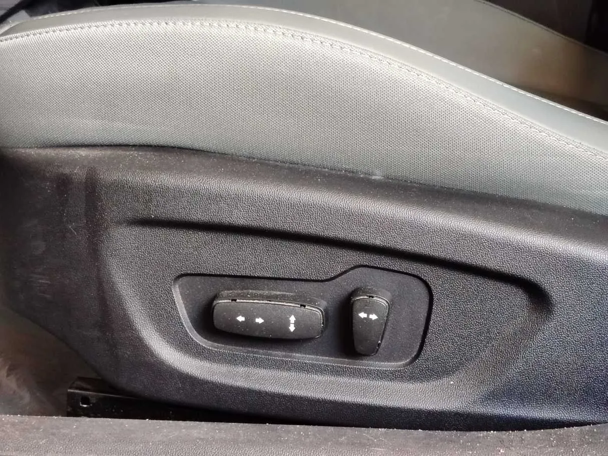 Car image 30