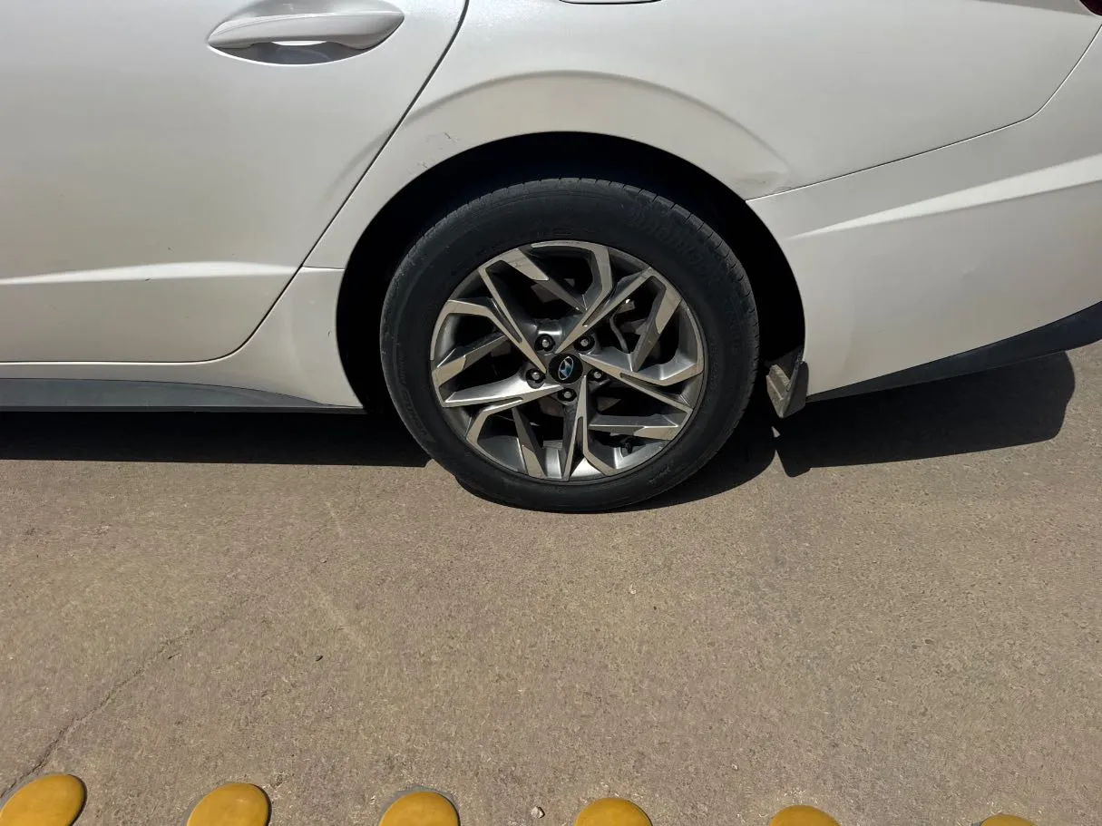 Car image 9