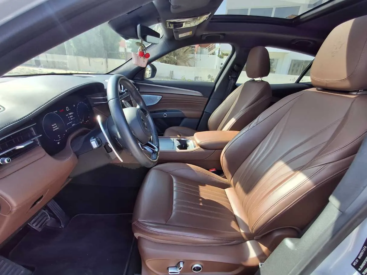 Car image 12