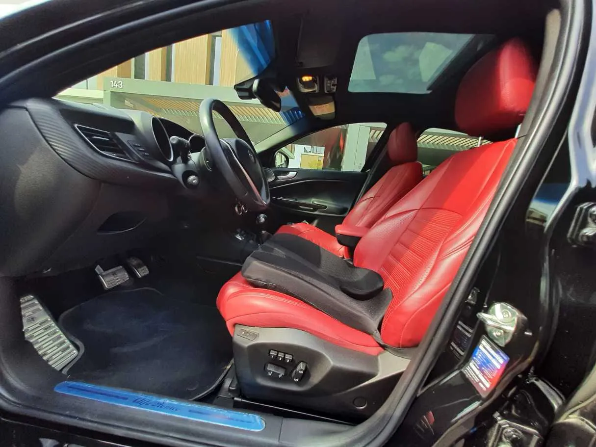 Car image 12
