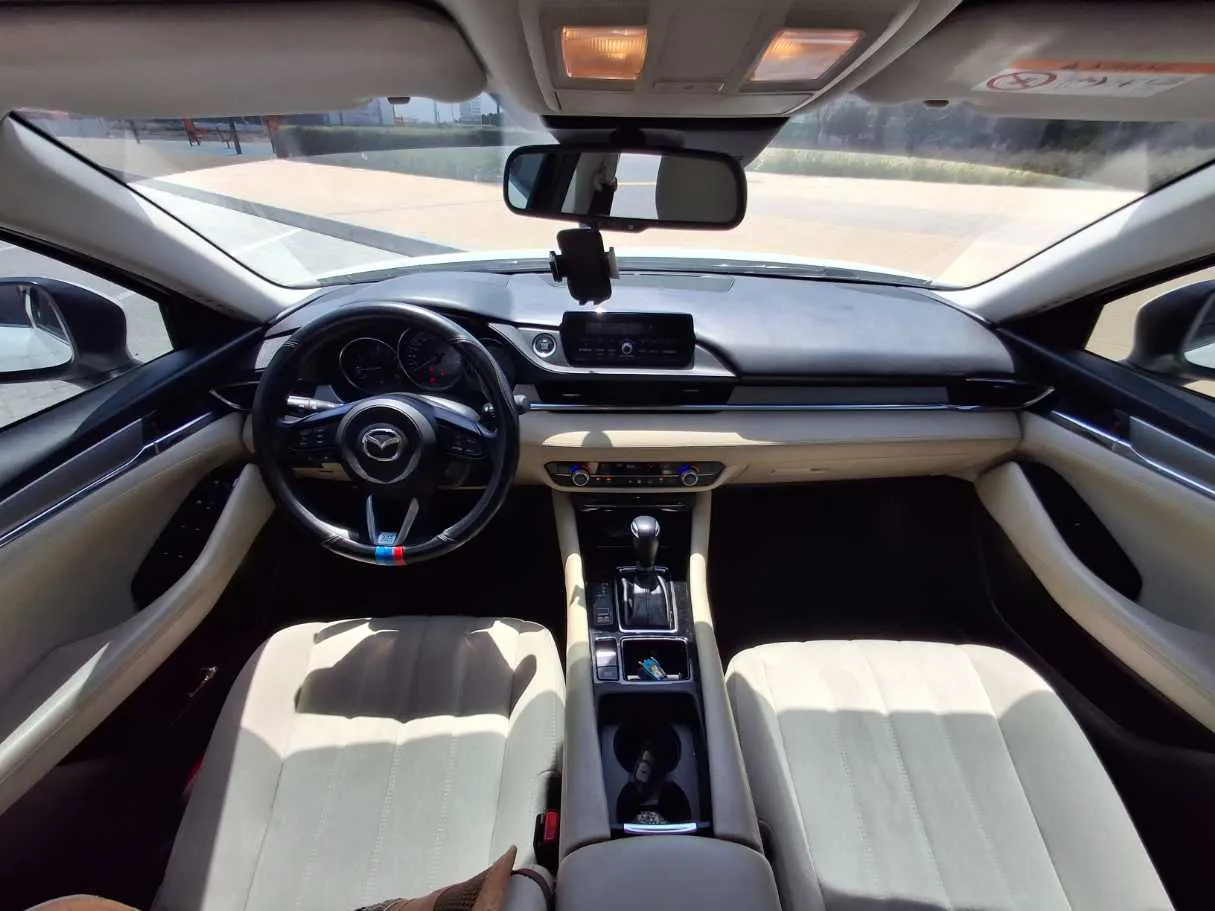 Car image 14