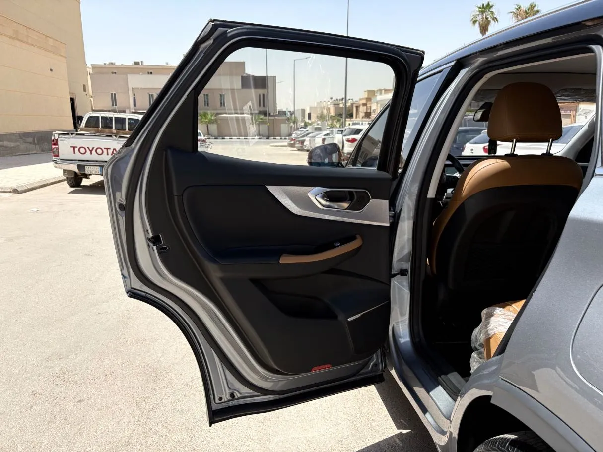 Car image 14