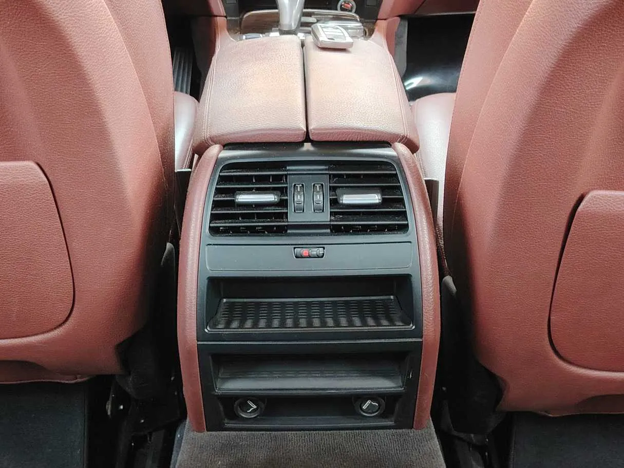 Car image 32