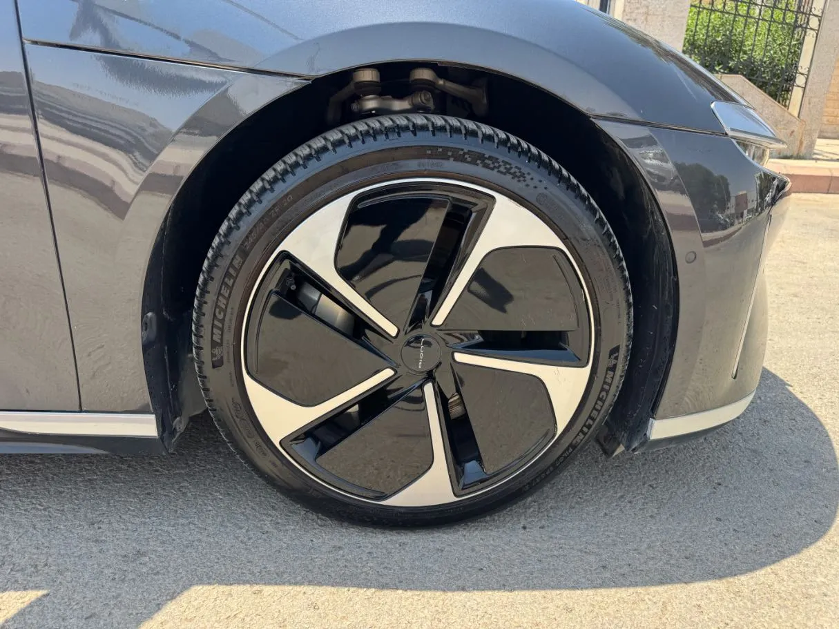 Car image 9