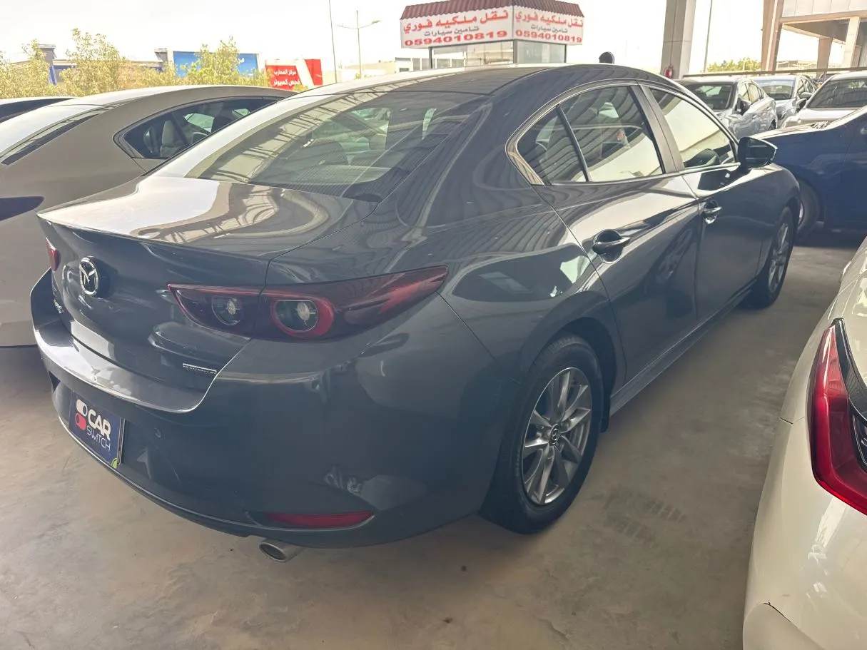 Car image 4