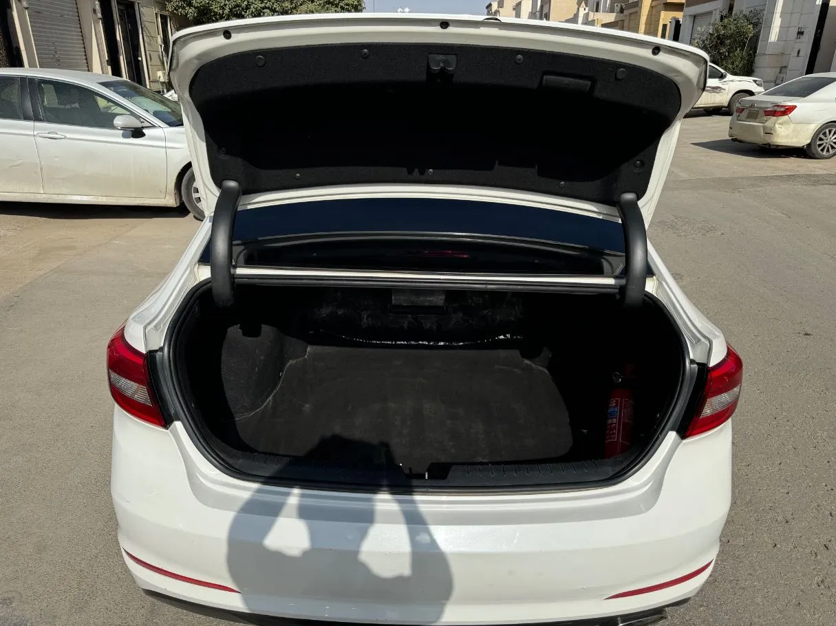 Car image 18