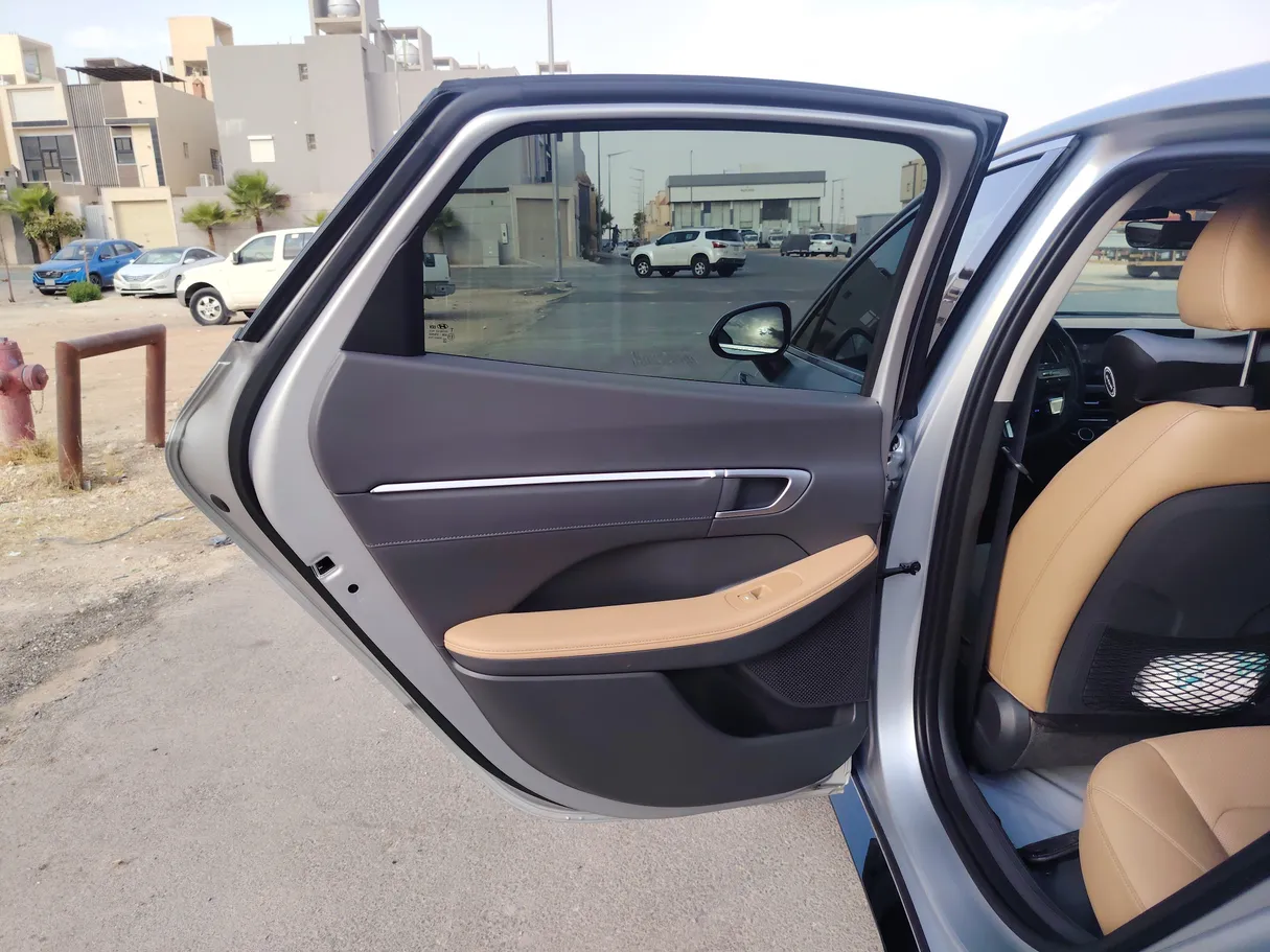 Car image 16